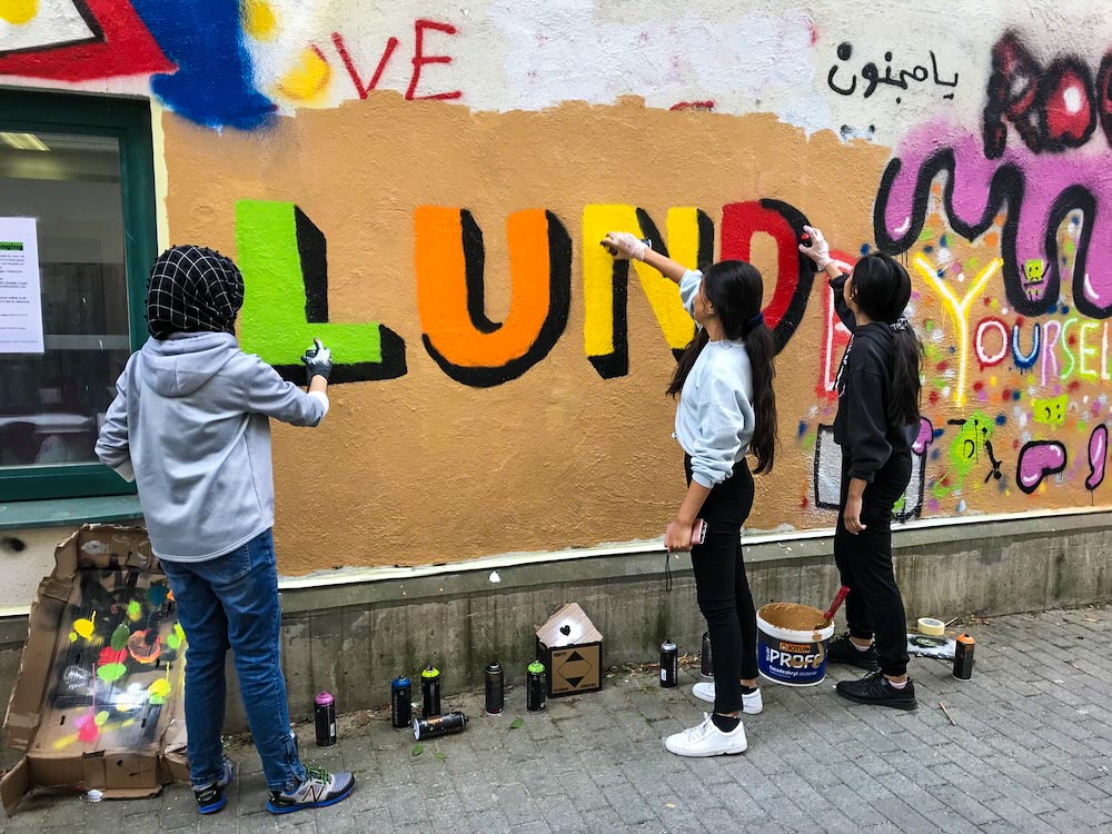 Young female migrants at an art project - CityChangers.org